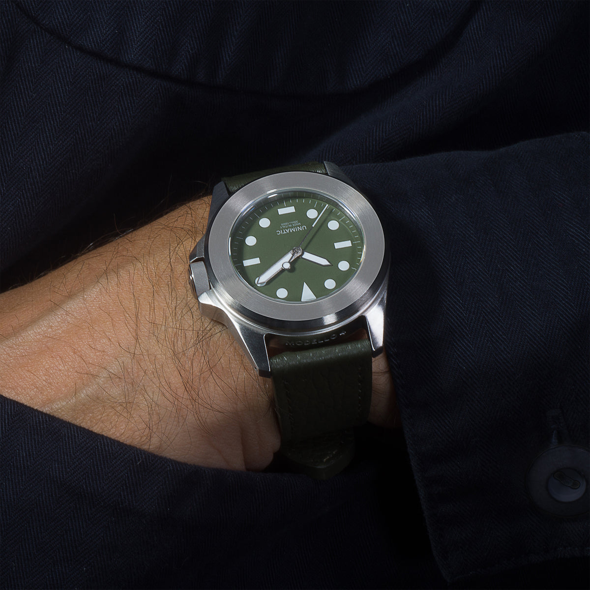 Moss on the wrist shows the compact Quattro profile.
